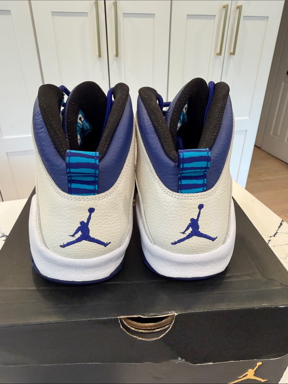 Men’s Charlotte Air Jordan Retro 10 in White/Concord-Blue Lagoon-Black. - Picture 4 of 6